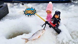 RAN AWAY AT NIGHT TO GO FISHING) KATYA AND MAX ARE A FUN FAMILY! Funny doll stories Darinelka