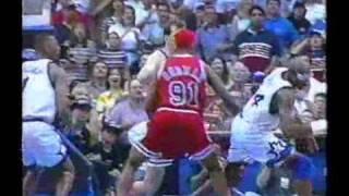 Horace Grant Turns In Mid-Air and Makes Clutch Shot