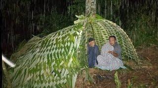 Camping hujan deras // tidur nyenyak di shelter siput dalam tanah