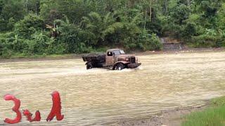 Warisan Uni Soviet Zil dan keindahan alam menyatu di puncak dua