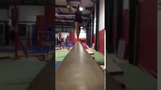 Assia S. sortie salto tendu vrille en poutre - A'tous Gym Draveil