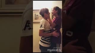 Ariana y Cesar se besan musical.ly (video para dalas review)