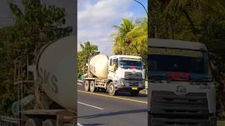 KONVOI TRUK UD QUESTER MIXER BETON COR VS TRUK HINO WING BOX TRONTON #shorts #trending #subscribe