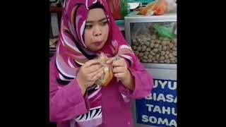 Kekeyi makan pentol puyuh 