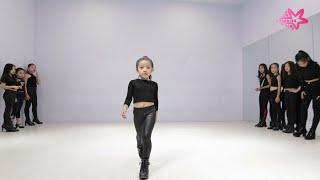 Mẫu nhí Starkids học catwalk cực chất với thần thái tự tin, cá tính