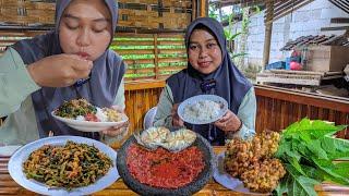 Matak NGALIMEUD, Makan NIKMAT Ditemani Hujan Lebat, Tumis Kangkung Tempe, Sambel Tempong, Ikan Asin