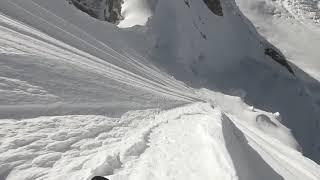 Спуск на лыжах с очень крутого склона