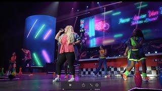 Irene-Louise van Wyk - Tekkies Brand (Live at Sun Arena / Afrikaan is Groot 2022)