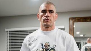 Ex-UFC champion shares brutally honest prediction for potential Alex Pereira vs Chimaev fight