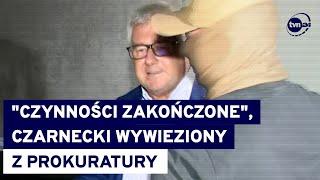 Ryszard Czarnecki wyprowadzony w prokuratury. Zatrzymanie nazwał "politycznym teatrem" @TVN24