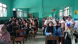 Siswa-siswi yang berprestasi bersama Ms.Dwi@anisuroyah4418