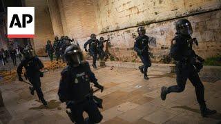 Clashes erupt in Valencia as Spaniards demand resignation of regional leader