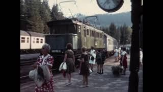 145 155 (Bundesbahn) mit Silberlingen einfahrend im Bahnhof Feldberg Bärental Sommer 1972