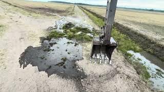 LIMPANDO VALETA DE ESCOAMENTO  escavadeira hidráulica