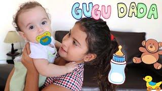 MARIA CLARA FINGE SER BABÁ POR UM DIA COM BEBÊ DE VERDADE   Pretend to play nanny!!!