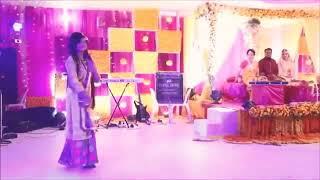 Mehndi Dance  Beautiful Girl Got Awesome moves , Indian