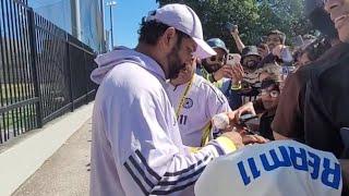 Rohit Sharma wins hearts by signing special autographs and selfies for fans in Melbourne - BGT