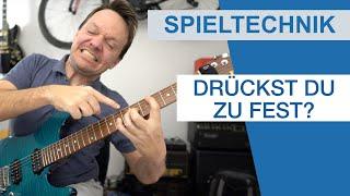 Häufige Fehler beim Gitarre spielen: Drückst Du zu fest?