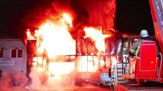 [DURCHZÜNDUNG BEI HALLENBRAND!] - Mehrere Explosionen | Flammeninferno | Großbrand in Düsseldorf -