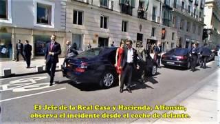 La reina Letizia La Fiztizia empuja a un guardaespaldas por controlarla a pie de coche