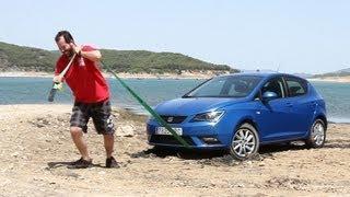 Cómo desatascar un coche en una playa o un pantano - Autobild.es