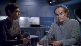 T'pol and Phlox talk about Phlox childhood