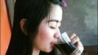 Reaksi Cewek  Cantik Saat Menikmati Kopi