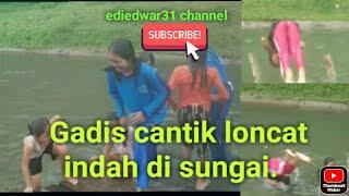 Gadis cantik loncat indah mandi di sungai.