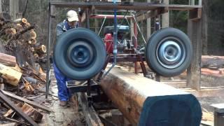 Homemade band sawmill tire of automobile. I use the axle of the car.