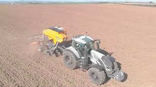 Mzuri Protil 3T. It works as a conventional trailed drill! Sowing Spring Barley and Fertiliser. 2020