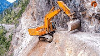 Geschickte Baggerfahrer bauen Straßen auf einem steilen Berg ▶3