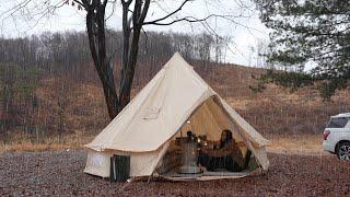 Rain and snow falling all day, camping alone by a quiet river