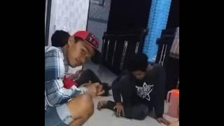 Video lucu " main kartu domino sambil mabok " kalah buka baju