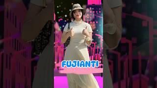 Lihat Gaya Lucu Fuji: Catwalk di Mana Saja dengan Topi  #fujianti