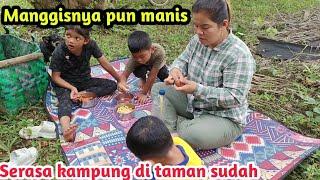 Selesai ambil manggis kita makan beraneka makanan yang kita bawa dari rumah