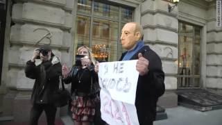 В Москве задержали активистов в масках Путина