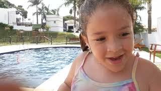 Brincando na piscina..