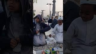 Child's got happy for iftari at Masjid Quba 🫀 #youtubeshorts #masjidnabawi #masjidquba #viralvideo