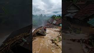 Detik-Detik  menegangkan! ibu-ibu terjebak di atap rumah saat banjir bandang menerjang #viral