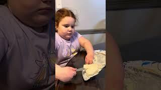 Ellie shows everyone how to “cream cheese a bagel” #love #youtube #cute #funny #food #youtubeshorts