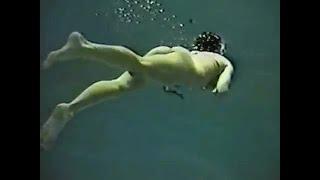 The gorgeous Brunette underwater (Шикарная брюнетка под водой)