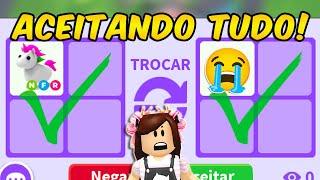 ACEITANDO TODAS AS TROCAS no Adopt Me! ROBLOX 