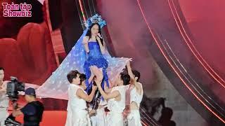 Hương Giang gặp sự cố khi live tại chung kết Miss Cosmo VN, vẫn thần thái nhảy hát cực sung