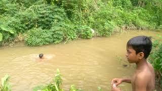 anak anak desa mandi di sugai