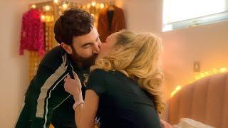 Ted Ted Lasso 2x02 Kiss Scene - Roy and Keeley