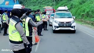 Polwan Polres Tasikmalaya Kota Hibur Pemudik, Bagikan Air Mineral Hingga Berjoget di Jalur Gentong