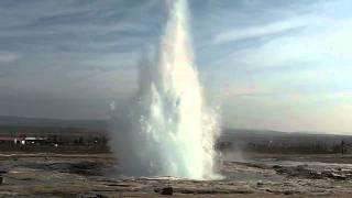 Triple éruption du geyser islandais Strokkur