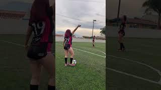 Tipos de niña jugando fútbol