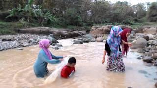 Ngintip 3 cewek cantik mandi di Sungai