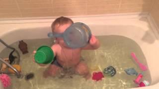 Малыш купается в ванной
